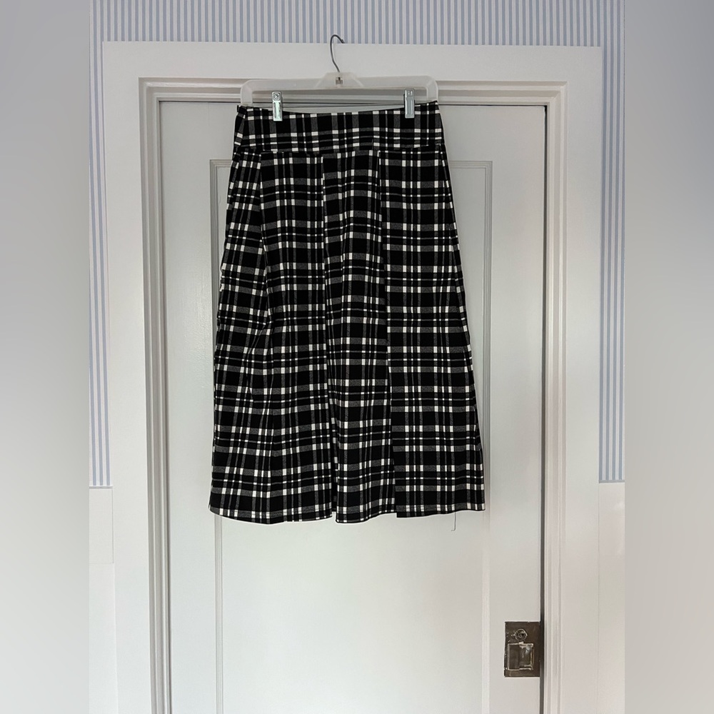 J.O.A mid calf pleated black and white skirt